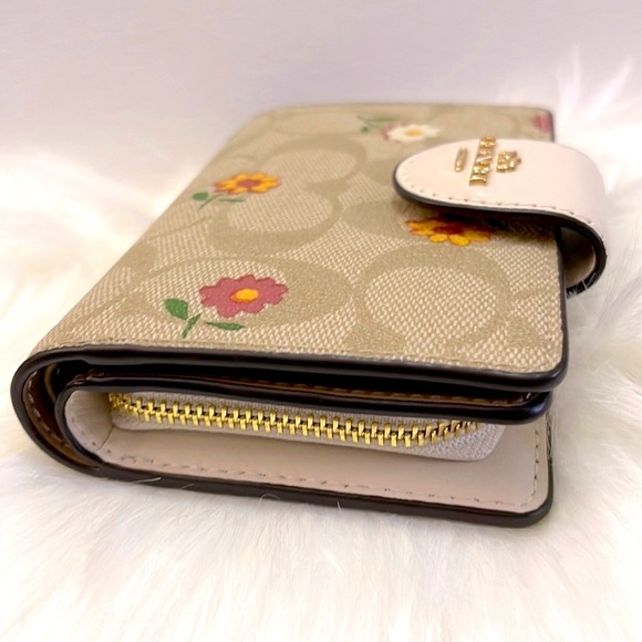 NEW Medium Corner Zip Wallet In Signature Canvas With Nostalgic Ditsy Print - Picture 3 of 11